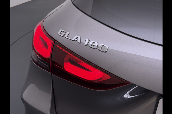 Mercedes-Benz GLA 180 AMG// Camera // Elek. Achterklep // Sfeerverlichting // Night pakket // 19" AMG Velgen // LED