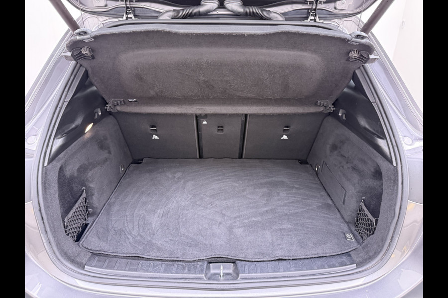 Mercedes-Benz GLA 180 AMG// Camera // Elek. Achterklep // Sfeerverlichting // Night pakket // 19" AMG Velgen // LED