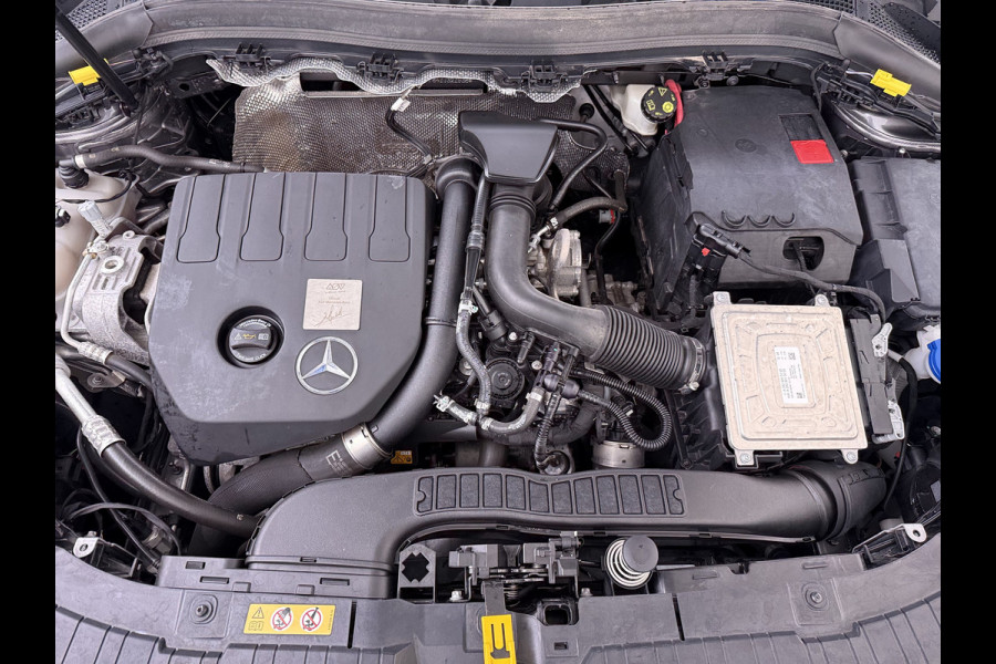 Mercedes-Benz GLA 180 AMG// Camera // Elek. Achterklep // Sfeerverlichting // Night pakket // 19" AMG Velgen // LED