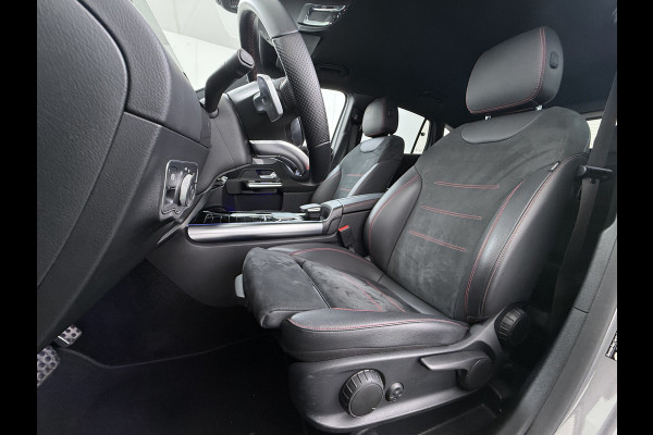 Mercedes-Benz GLA 180 AMG// Camera // Elek. Achterklep // Sfeerverlichting // Night pakket // 19" AMG Velgen // LED