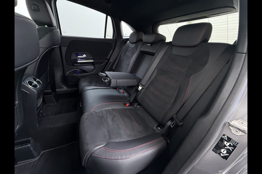 Mercedes-Benz GLA 180 AMG// Camera // Elek. Achterklep // Sfeerverlichting // Night pakket // 19" AMG Velgen // LED