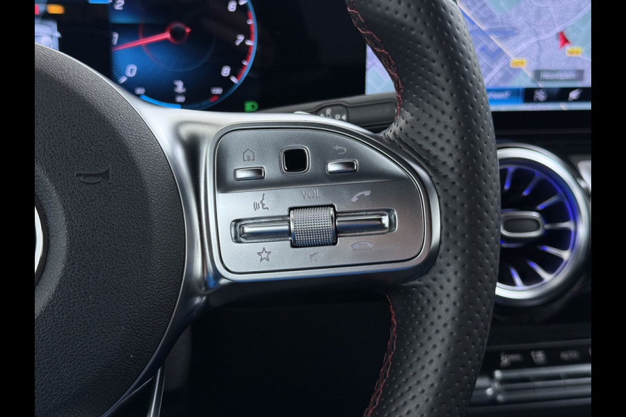 Mercedes-Benz GLA 180 AMG// Camera // Elek. Achterklep // Sfeerverlichting // Night pakket // 19" AMG Velgen // LED