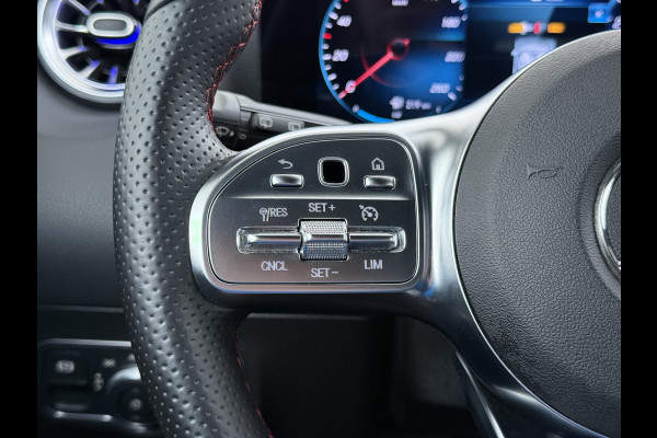 Mercedes-Benz GLA 180 AMG// Camera // Elek. Achterklep // Sfeerverlichting // Night pakket // 19" AMG Velgen // LED