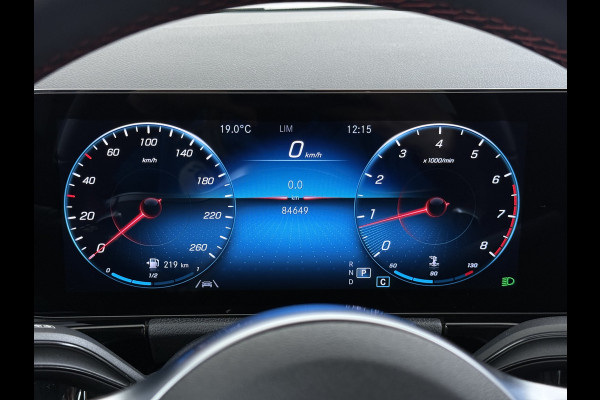 Mercedes-Benz GLA 180 AMG// Camera // Elek. Achterklep // Sfeerverlichting // Night pakket // 19" AMG Velgen // LED