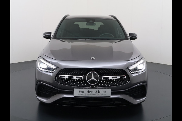 Mercedes-Benz GLA 180 AMG// Camera // Elek. Achterklep // Sfeerverlichting // Night pakket // 19" AMG Velgen // LED