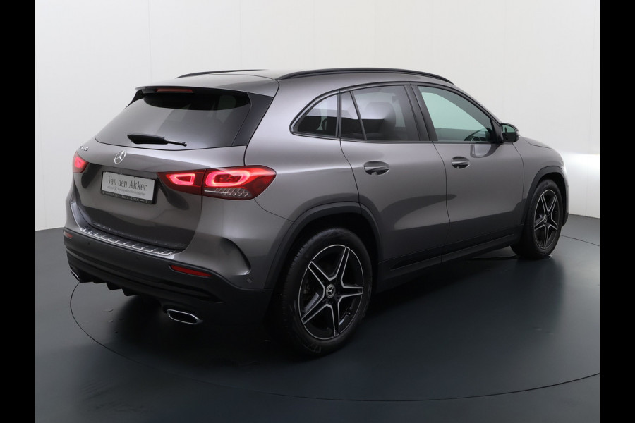 Mercedes-Benz GLA 180 AMG// Camera // Elek. Achterklep // Sfeerverlichting // Night pakket // 19" AMG Velgen // LED