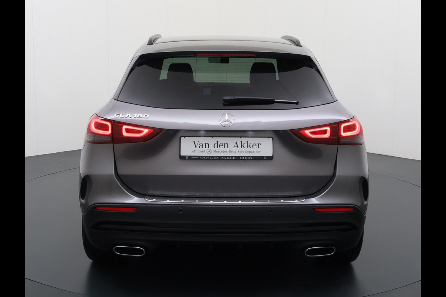 Mercedes-Benz GLA 180 AMG// Camera // Elek. Achterklep // Sfeerverlichting // Night pakket // 19" AMG Velgen // LED
