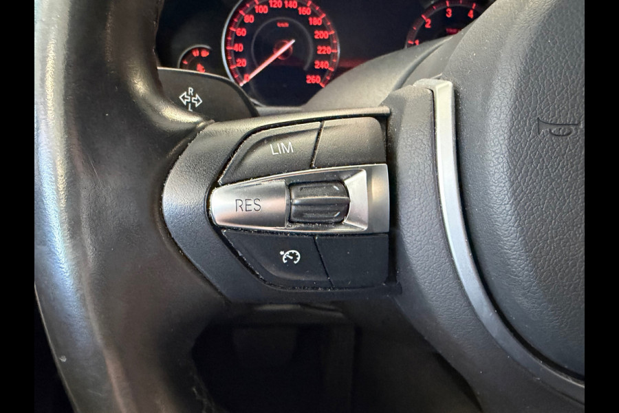 BMW 3 Serie 318i M Sport Edition AUT. LEDER NAVIGATIE PDC STOELVERWARMING CRUISE KEYLESS-GO