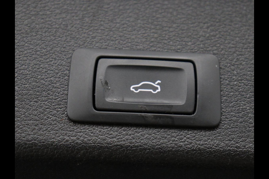 Audi A4 40 TFSI Launch edition Sport | Panoramadak | Trekhaak | Sportstoelen | DAB | Carplay | Virtual Cockpit | Half leder | Full LED | Navigatie | Parkeerhulp | Sportstuur | S Line