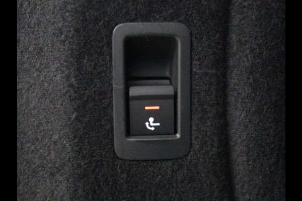 Audi A4 40 TFSI Launch edition Sport | Panoramadak | Trekhaak | Sportstoelen | DAB | Carplay | Virtual Cockpit | Half leder | Full LED | Navigatie | Parkeerhulp | Sportstuur | S Line