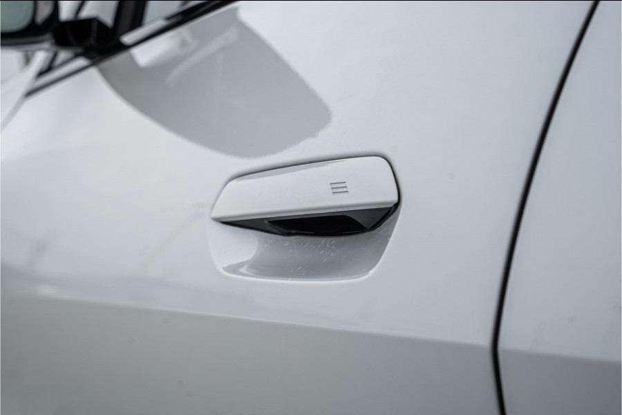 BMW i4 M50 High Executive M-Sport l Panorama l HUD l 360 camera l sportstoelen