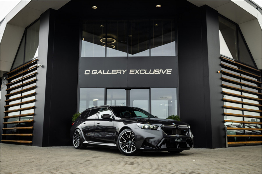 BMW 5 Serie Touring M5 - Panorama | B&W | Carbon | Elek. Trekhaak | 360 Camera