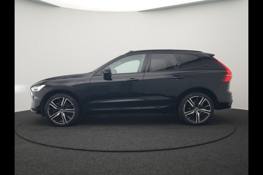 Volvo XC60 T6 AWD R-Design Plug In Hybrid 350pk Dealer O.H. PHEV | Trekhaak Af Fabriek | Panodak | Adaptive Cruise | Harman / Kardon | Lederen Sportstoelen Memory & Verwarmd | Google Assistent | Stuur Verwarmd | Keyless | Apple Carplay | DAB |