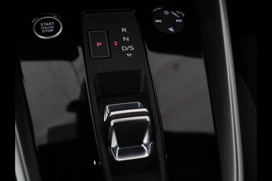 Audi A3 30 TFSI S edition | Panoramadak | Sportstoelen | Virtual Cockpit | Carplay | Half leder | Full LED | Parkeerhulp | Cruise control | Bluetooth | Climate control | Navigatie | S Line