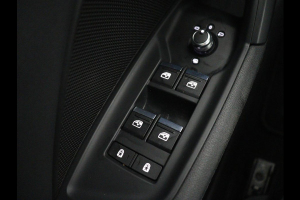 Audi A3 30 TFSI S edition | Panoramadak | Sportstoelen | Virtual Cockpit | Carplay | Half leder | Full LED | Parkeerhulp | Cruise control | Bluetooth | Climate control | Navigatie | S Line