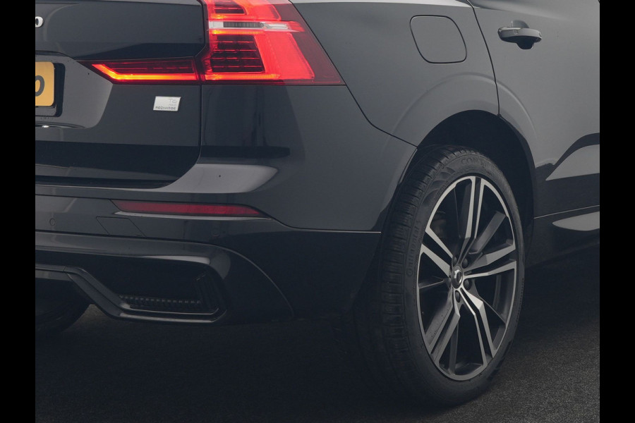 Volvo XC60 T6 AWD R-Design Plug In Hybrid 350pk Dealer O.H. PHEV | Trekhaak Af Fabriek | Panodak | Adaptive Cruise | Harman / Kardon | Lederen Sportstoelen Memory & Verwarmd | Google Assistent | Stuur Verwarmd | Keyless | Apple Carplay | DAB |