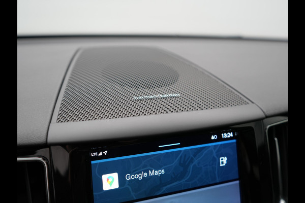 Volvo XC60 T6 AWD R-Design Plug In Hybrid 350pk Dealer O.H. PHEV | Trekhaak Af Fabriek | Panodak | Adaptive Cruise | Harman / Kardon | Lederen Sportstoelen Memory & Verwarmd | Google Assistent | Stuur Verwarmd | Keyless | Apple Carplay | DAB |