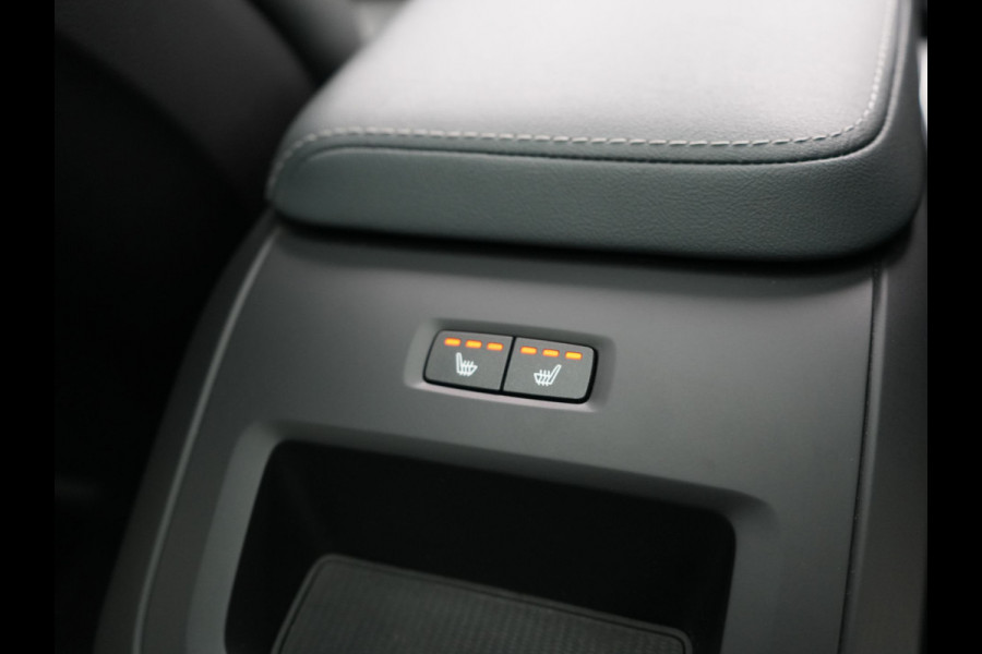 Volvo XC60 T6 AWD R-Design Plug In Hybrid 350pk Dealer O.H. PHEV | Trekhaak Af Fabriek | Panodak | Adaptive Cruise | Harman / Kardon | Lederen Sportstoelen Memory & Verwarmd | Google Assistent | Stuur Verwarmd | Keyless | Apple Carplay | DAB |