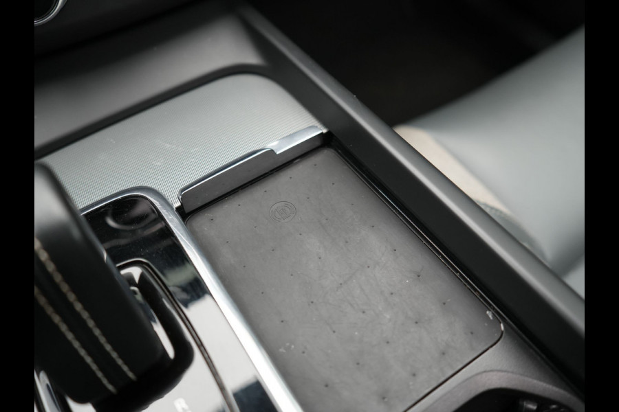 Volvo XC60 T6 AWD R-Design Plug In Hybrid 350pk Dealer O.H. PHEV | Trekhaak Af Fabriek | Panodak | Adaptive Cruise | Harman / Kardon | Lederen Sportstoelen Memory & Verwarmd | Google Assistent | Stuur Verwarmd | Keyless | Apple Carplay | DAB |