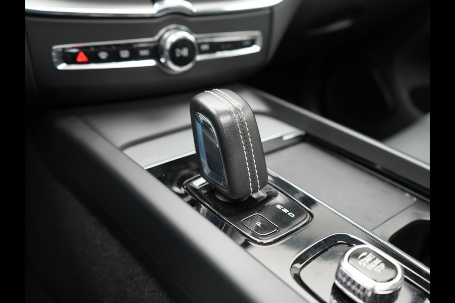 Volvo XC60 T6 AWD R-Design Plug In Hybrid 350pk Dealer O.H. PHEV | Trekhaak Af Fabriek | Panodak | Adaptive Cruise | Harman / Kardon | Lederen Sportstoelen Memory & Verwarmd | Google Assistent | Stuur Verwarmd | Keyless | Apple Carplay | DAB |