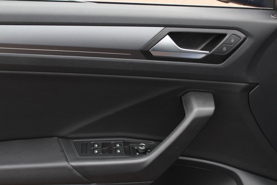 Volkswagen T-Roc Cabrio 1.5 TSI R-Line 47.055 km! / Navigatie / Parkeerhulp V+A / 19'' / Keyless / ACC / DAB / Stoelverwarming