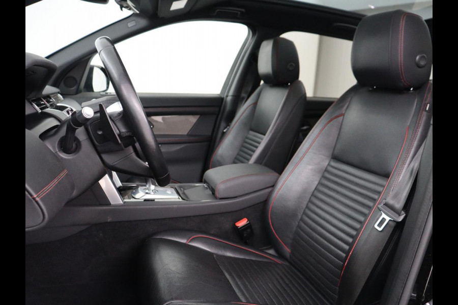Land Rover Discovery Sport P300e 1.5 R-Dynamic SE | Panoramadak | Head-Up | Leder | Trekhaak | Matrix LED | Stoelverwarming | Keyless | Park Assist | Carplay | Navigatie | Memory | PHEV | Plug In