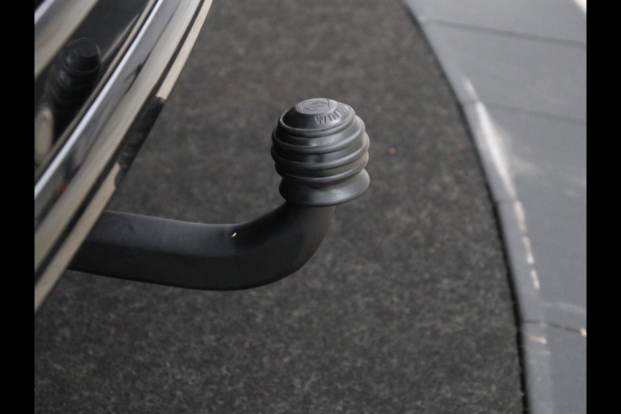 Land Rover Discovery Sport P300e 1.5 R-Dynamic SE | Panoramadak | Head-Up | Leder | Trekhaak | Matrix LED | Stoelverwarming | Keyless | Park Assist | Carplay | Navigatie | Memory | PHEV | Plug In