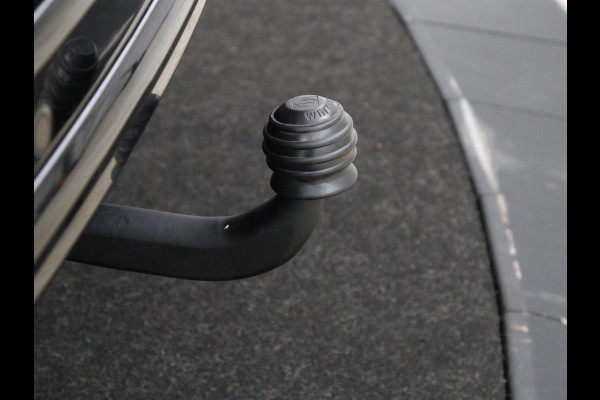 Land Rover Discovery Sport P300e 1.5 R-Dynamic SE | Panoramadak | Head-Up | Leder | Trekhaak | Matrix LED | Stoelverwarming | Keyless | Park Assist | Carplay | Navigatie | Memory | PHEV | Plug In