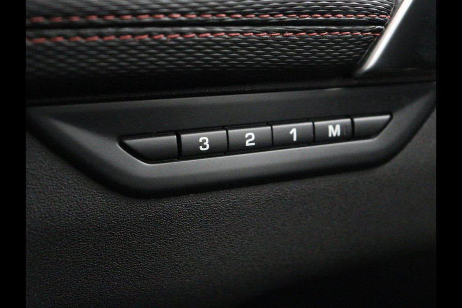 Land Rover Discovery Sport P300e 1.5 R-Dynamic SE | Panoramadak | Head-Up | Leder | Trekhaak | Matrix LED | Stoelverwarming | Keyless | Park Assist | Carplay | Navigatie | Memory | PHEV | Plug In