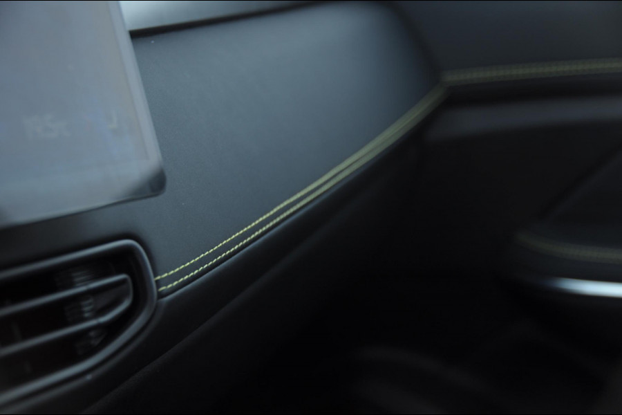 Lynk & Co 01 276PK Automaat Core / Adaptieve cruise control / Stoel - en stuurwielverarming / Parkeersensoren met camera / Apple carplay / Trekhaak / Metallic lak / 19" lichtmetalen velgen