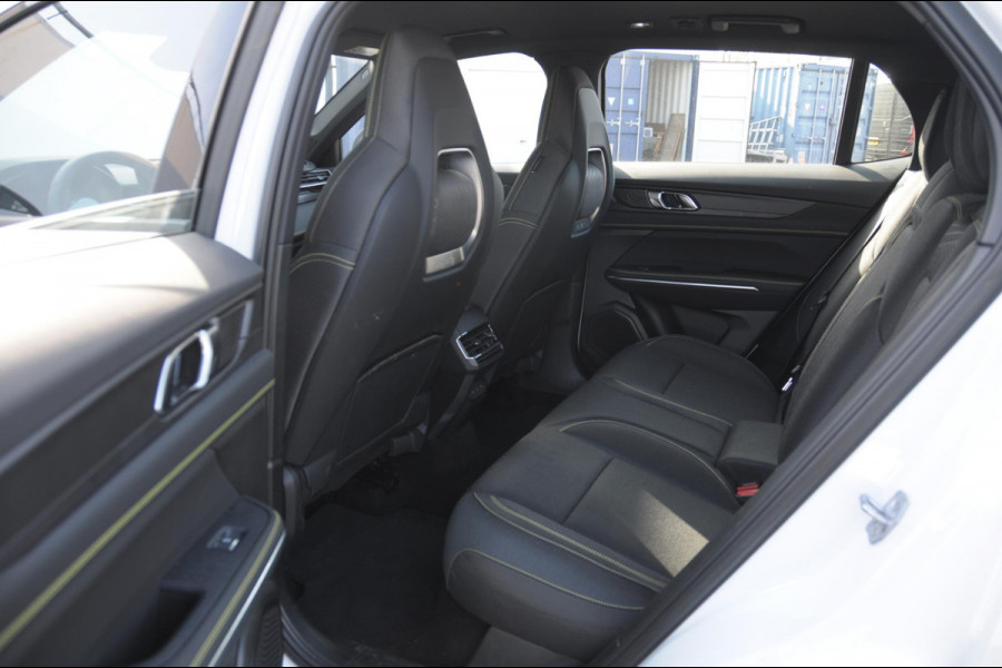 Lynk & Co 01 276PK Automaat Core / Adaptieve cruise control / Stoel - en stuurwielverarming / Parkeersensoren met camera / Apple carplay / Trekhaak / Metallic lak / 19" lichtmetalen velgen