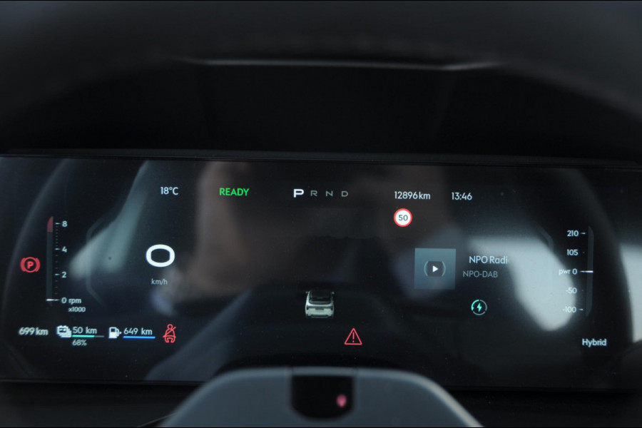 Lynk & Co 01 276PK Automaat Core / Adaptieve cruise control / Stoel - en stuurwielverarming / Parkeersensoren met camera / Apple carplay / Trekhaak / Metallic lak / 19" lichtmetalen velgen