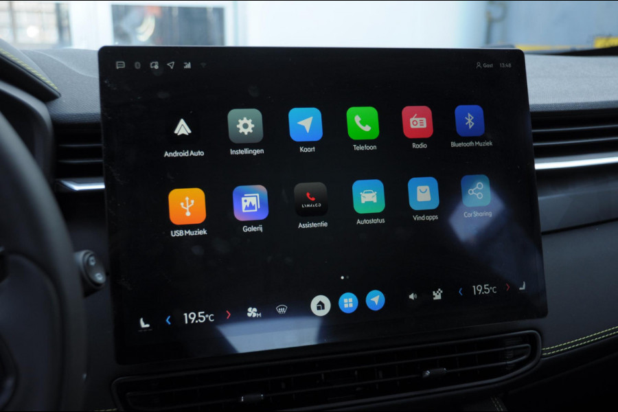 Lynk & Co 01 276PK Automaat Core / Adaptieve cruise control / Stoel - en stuurwielverarming / Parkeersensoren met camera / Apple carplay / Trekhaak / Metallic lak / 19" lichtmetalen velgen