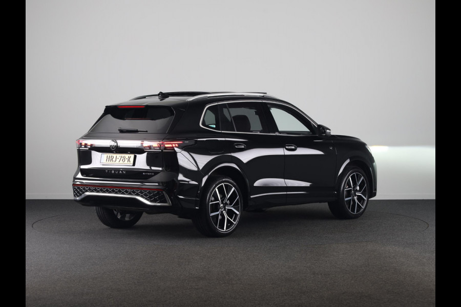 Volkswagen Tiguan 1.5 eHybrid R-Line Edition 272PK | Panoramadak | Camera | Wegklapbare trekhaak | Verlengde garantie