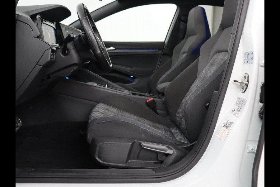 Volkswagen Golf 1.4 eHybrid GTE | Panoramadak | Stoelverwarming | Adaptive cruise | Carplay | Sfeerverlichting | Keyless | 18'' | Navigatie | Sportstoelen | Parkeerhulp | PHEV | Plug In