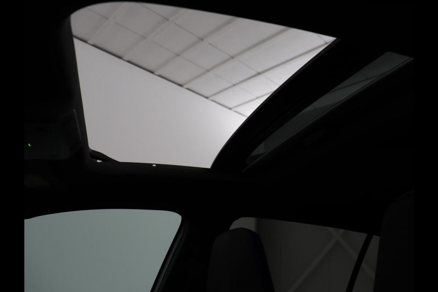 Volkswagen Golf 1.4 eHybrid GTE | Panoramadak | Stoelverwarming | Adaptive cruise | Carplay | Sfeerverlichting | Keyless | 18'' | Navigatie | Sportstoelen | Parkeerhulp | PHEV | Plug In