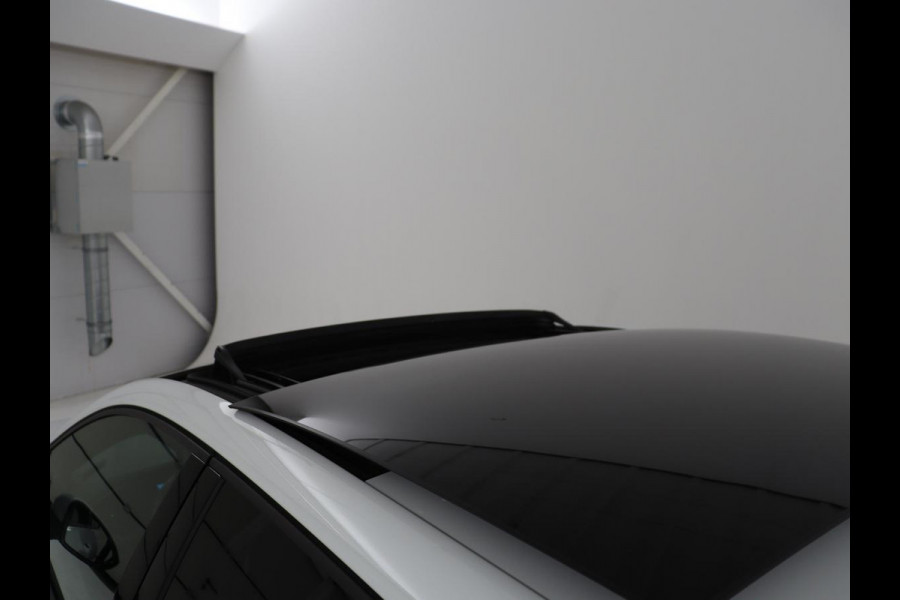 Volkswagen Golf 1.4 eHybrid GTE | Panoramadak | Stoelverwarming | Adaptive cruise | Carplay | Sfeerverlichting | Keyless | 18'' | Navigatie | Sportstoelen | Parkeerhulp | PHEV | Plug In