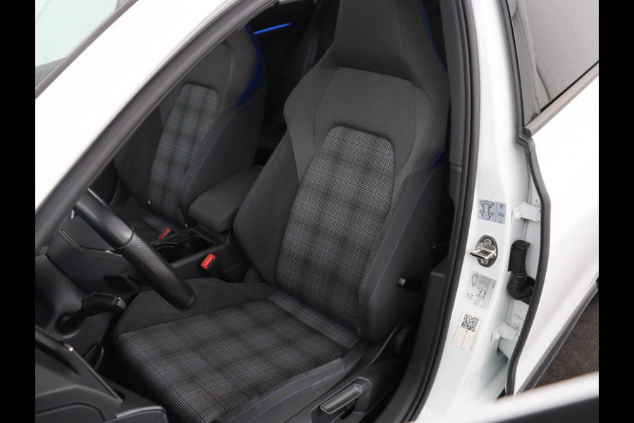 Volkswagen Golf 1.4 eHybrid GTE | Panoramadak | Stoelverwarming | Adaptive cruise | Carplay | Sfeerverlichting | Keyless | 18'' | Navigatie | Sportstoelen | Parkeerhulp | PHEV | Plug In