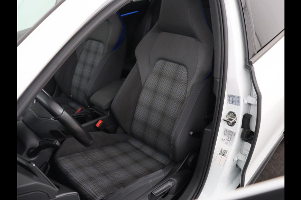 Volkswagen Golf 1.4 eHybrid GTE | Panoramadak | Stoelverwarming | Adaptive cruise | Carplay | Sfeerverlichting | Keyless | 18'' | Navigatie | Sportstoelen | Parkeerhulp | PHEV | Plug In