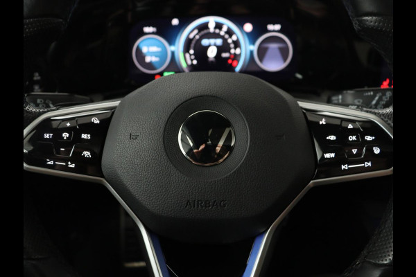 Volkswagen Golf 1.4 eHybrid GTE | Panoramadak | Stoelverwarming | Adaptive cruise | Carplay | Sfeerverlichting | Keyless | 18'' | Navigatie | Sportstoelen | Parkeerhulp | PHEV | Plug In