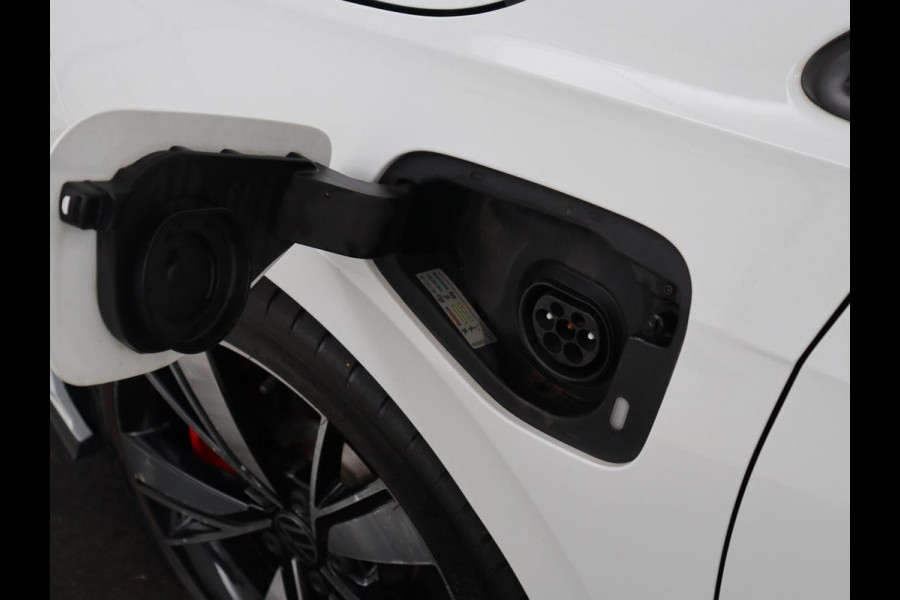 Volkswagen Golf 1.4 eHybrid GTE | Panoramadak | Stoelverwarming | Adaptive cruise | Carplay | Sfeerverlichting | Keyless | 18'' | Navigatie | Sportstoelen | Parkeerhulp | PHEV | Plug In