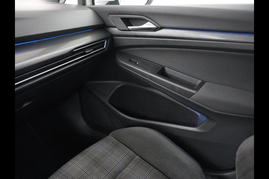 Volkswagen Golf 1.4 eHybrid GTE | Panoramadak | Stoelverwarming | Adaptive cruise | Carplay | Sfeerverlichting | Keyless | 18'' | Navigatie | Sportstoelen | Parkeerhulp | PHEV | Plug In