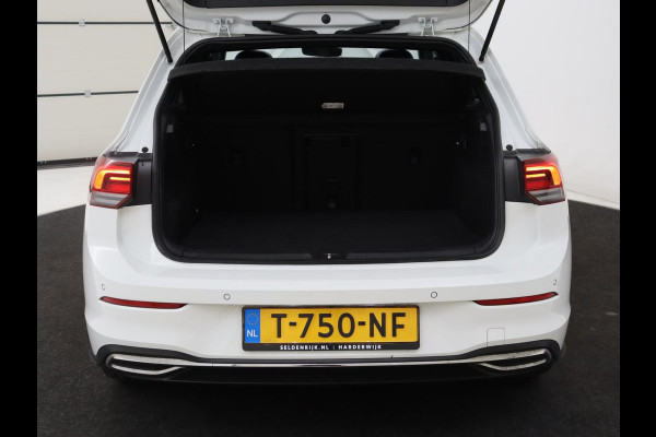 Volkswagen Golf 1.4 eHybrid GTE | Panoramadak | Stoelverwarming | Adaptive cruise | Carplay | Sfeerverlichting | Keyless | 18'' | Navigatie | Sportstoelen | Parkeerhulp | PHEV | Plug In