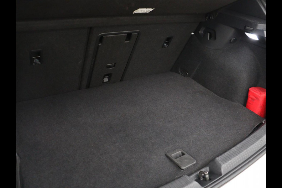 Volkswagen Golf 1.4 eHybrid GTE | Panoramadak | Stoelverwarming | Adaptive cruise | Carplay | Sfeerverlichting | Keyless | 18'' | Navigatie | Sportstoelen | Parkeerhulp | PHEV | Plug In