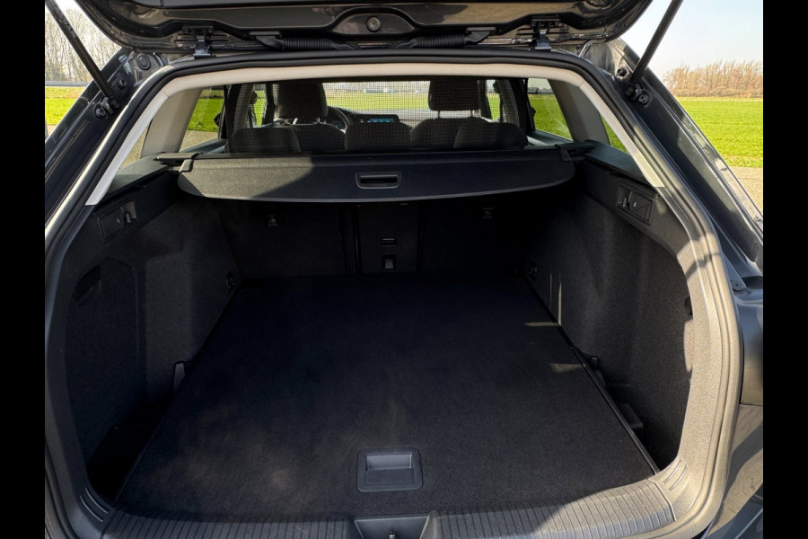 Volkswagen Golf Variant 1.5 TSI Style ERGOACTIVE / IQ LIGHT / KEYLESS START & GO / ALCANTARA / CARPLAY / NAVI / MASSAGE / ACC