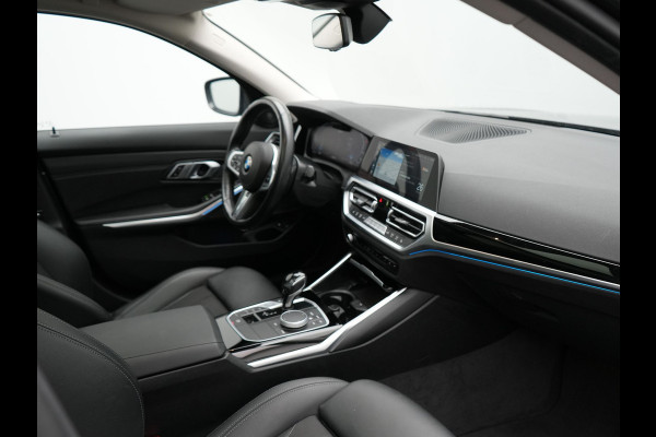 BMW 3 Serie Touring 330e Sportline Plug In Hybrid 293pk Dealer O.H. PHEV | Trekhaak Af Fabriek | Panodak | Head Up | Adaptive Cruise | 360 Camera | Laser LED | Harman / Kardon | Lederen Sportstoelen Verwarmd | Stuur Verwarmd | Sfeerverlichting | Keyless |
