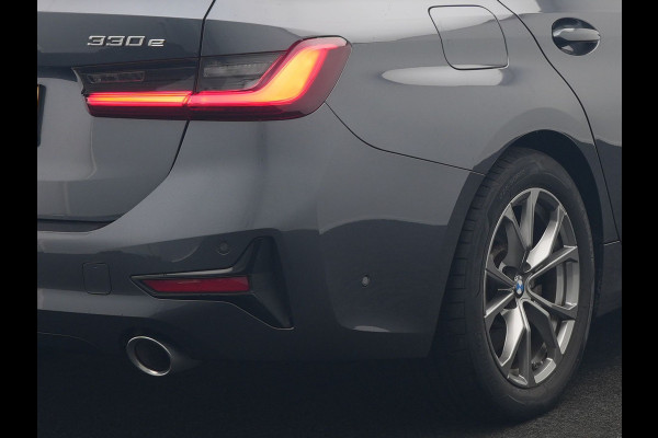 BMW 3 Serie Touring 330e Sportline Plug In Hybrid 293pk Dealer O.H. PHEV | Trekhaak Af Fabriek | Panodak | Head Up | Adaptive Cruise | 360 Camera | Laser LED | Harman / Kardon | Lederen Sportstoelen Verwarmd | Stuur Verwarmd | Sfeerverlichting | Keyless |