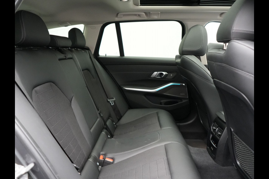 BMW 3 Serie Touring 330e Sportline Plug In Hybrid 293pk Dealer O.H. PHEV | Trekhaak Af Fabriek | Panodak | Head Up | Adaptive Cruise | 360 Camera | Laser LED | Harman / Kardon | Lederen Sportstoelen Verwarmd | Stuur Verwarmd | Sfeerverlichting | Keyless |