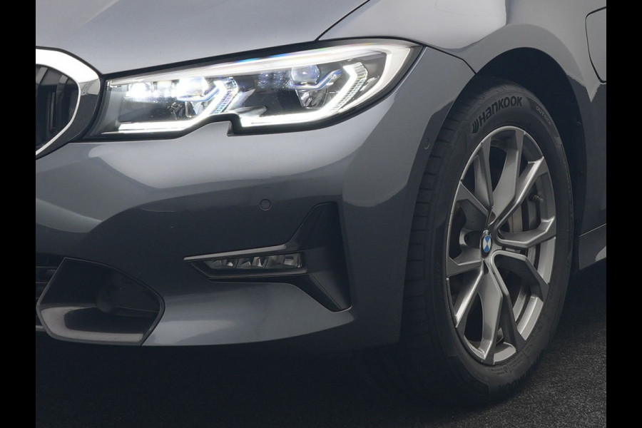 BMW 3 Serie Touring 330e Sportline Plug In Hybrid 293pk Dealer O.H. PHEV | Trekhaak Af Fabriek | Panodak | Head Up | Adaptive Cruise | 360 Camera | Laser LED | Harman / Kardon | Lederen Sportstoelen Verwarmd | Stuur Verwarmd | Sfeerverlichting | Keyless |