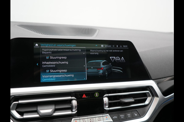 BMW 3 Serie Touring 330e Sportline Plug In Hybrid 293pk Dealer O.H. PHEV | Trekhaak Af Fabriek | Panodak | Head Up | Adaptive Cruise | 360 Camera | Laser LED | Harman / Kardon | Lederen Sportstoelen Verwarmd | Stuur Verwarmd | Sfeerverlichting | Keyless |